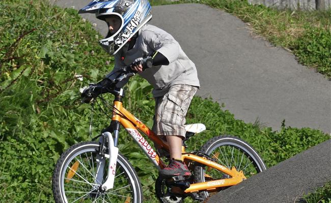 Buntes Treiben auf dem Pumptrack
