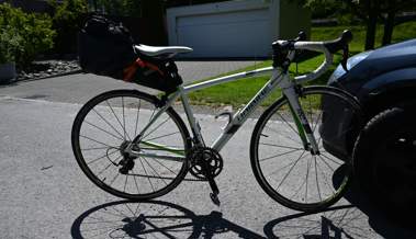 Trotz Bremsmanöver: Velofahrerin und Auto stossen zusammen