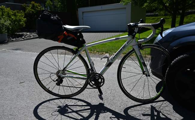 Trotz Bremsmanöver: Velofahrerin und Auto stossen zusammen
