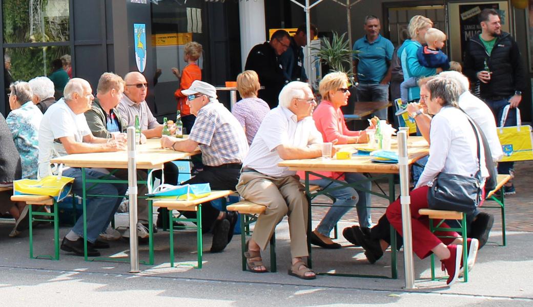 Viele Rüthnerinnen und Rüthner besichtigten die Räume im sanierten Rathaus. Der Anlass hatte Festcharakter, die Bänke waren voll.