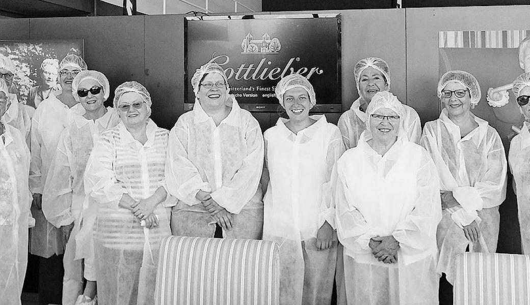 Bei der Besichtigung der Produktionsräume mussten Hygienemäntel und Haarnetze getragen werden.