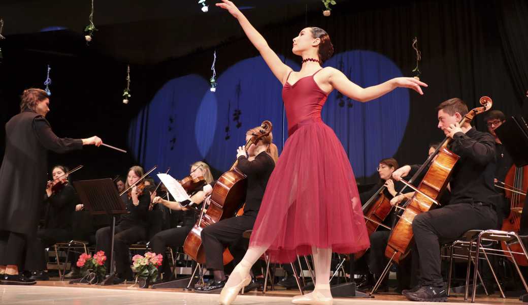 Ein Novum: Das Jugendsinfonieorchester spannte erstmals für das Neujahrskonzerte mit den Tänzerinnen von der Balletschule von Veronica Rossetti zusammen.   Ein Novum: Das Jugendsinfonieorchester spannte erstmals für das Neujahrskonzerte mit den Tänzerinnen von der Balletschule von Veronica Rossetti zusammen.