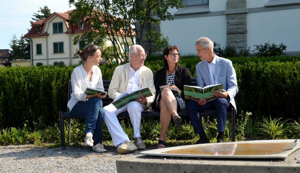 Gabi Ceric (Vertreterin des Dekanats Altstätten, von links), Felix Wüst-Bührer (Verleger «Mein Leben»), Romana (Romy) Mattle-Wüst (Nichte von Pfarrer Lorenz Wüst) und Christof Köppel (Präsident Katholische Kirchgemeinde Widnau).