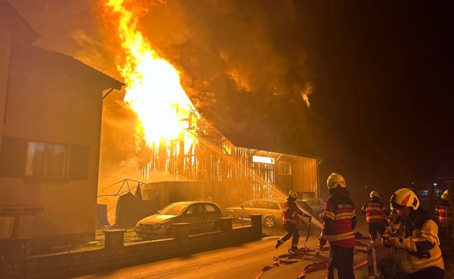 Verletzter bei Brand in Diepoldsau, das offene Feuer ist gelöscht