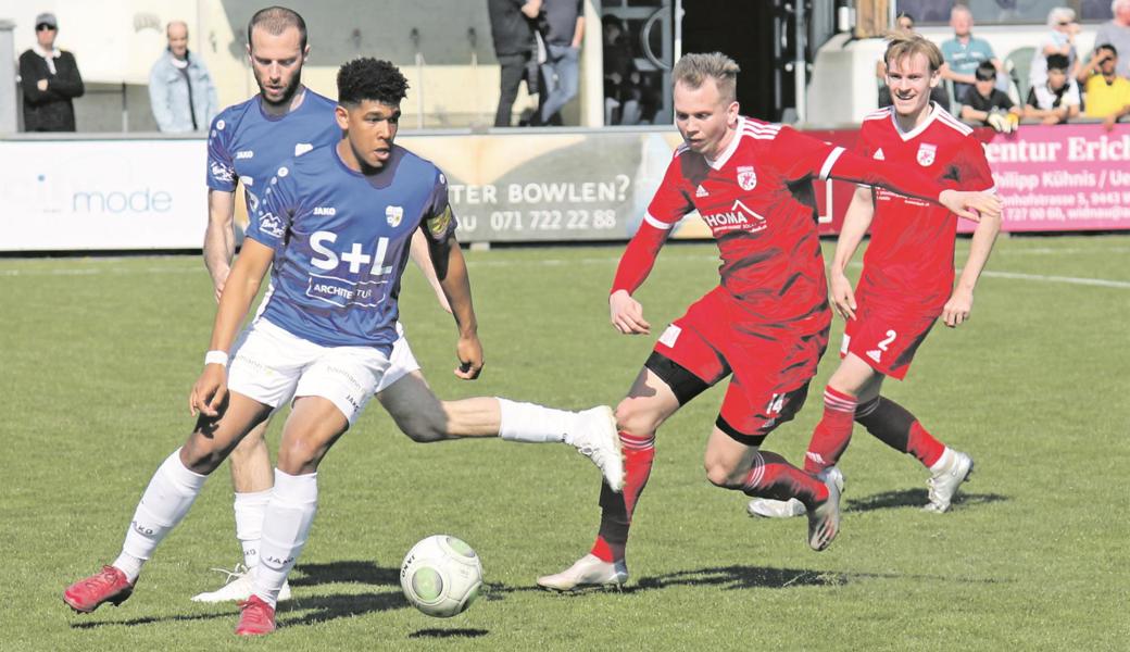 Noch ist dem FC Widnau (mit Kevin Egbon, am Ball, beobachtet von Daniele Lamorte) in diesem Kalenderjahr in drei Spielen kein Sieg gelungen. Am Sonntag, wenn der FC Frauenfeld auf der Aegeten zu Gast ist, soll sich das ändern.