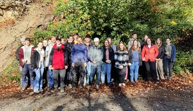 Jugendliche leisten einen Arbeitseinsatz im Wald der Ortsgemeinde