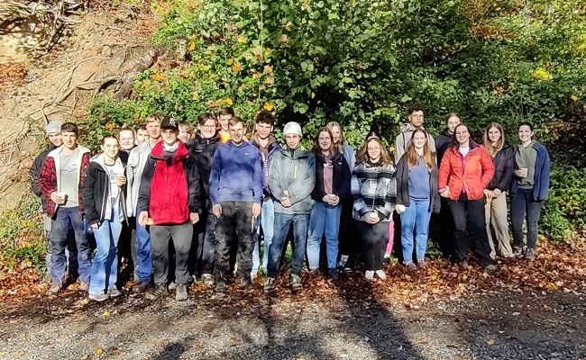 Jugendliche leisten einen Arbeitseinsatz im Wald der Ortsgemeinde
