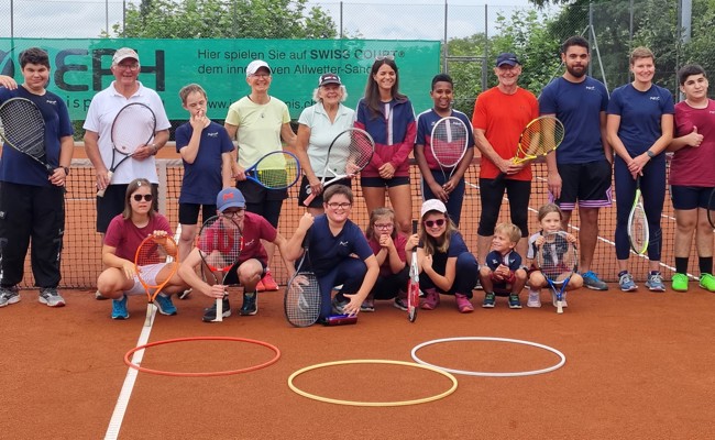 PluSport-Kinder erobern den Altstätter Tennisplatz zum Training