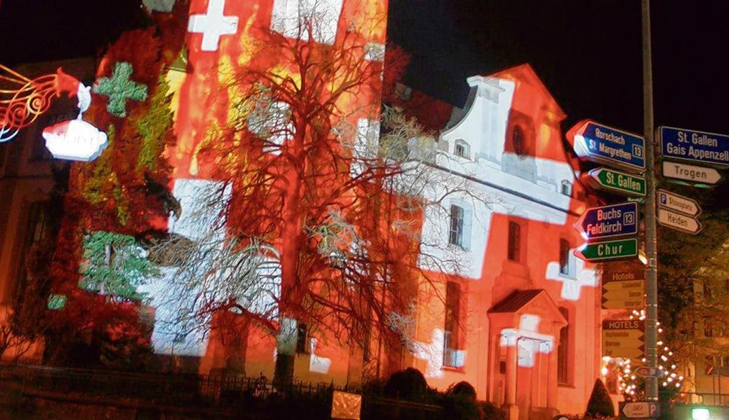 Lichtkünstler Gerry Hofstetter ist nicht zum ersten Mal im Rheintal: In der Adventszeit 2006 beleuchtete er zeitgleich sowohl die katholische als auch die reformierte Kirche in Altstätten. 