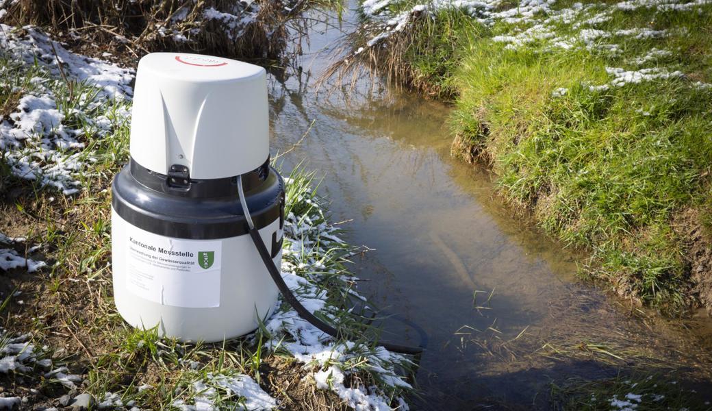 St.Galler Bäche sind chronisch mit Chemikalien belastet. Das St.Galler Amt für Wasser und Energie hat drei Jahre lang 14 kleine Fliessgewässer in landwirtschaftlich und industriell genutzten Gebieten untersucht. In keinem Bach entspricht die Wasserqualität den gesetzlichen Anforderungen.