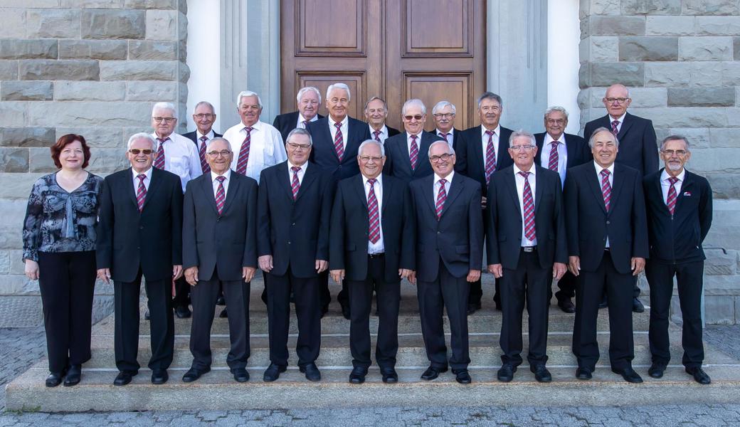 Gruppenbild mit Dame: Die 22 Sänger, von denen auf diesem Foto vier fehlen, werden von Marta Flesch dirigiert.