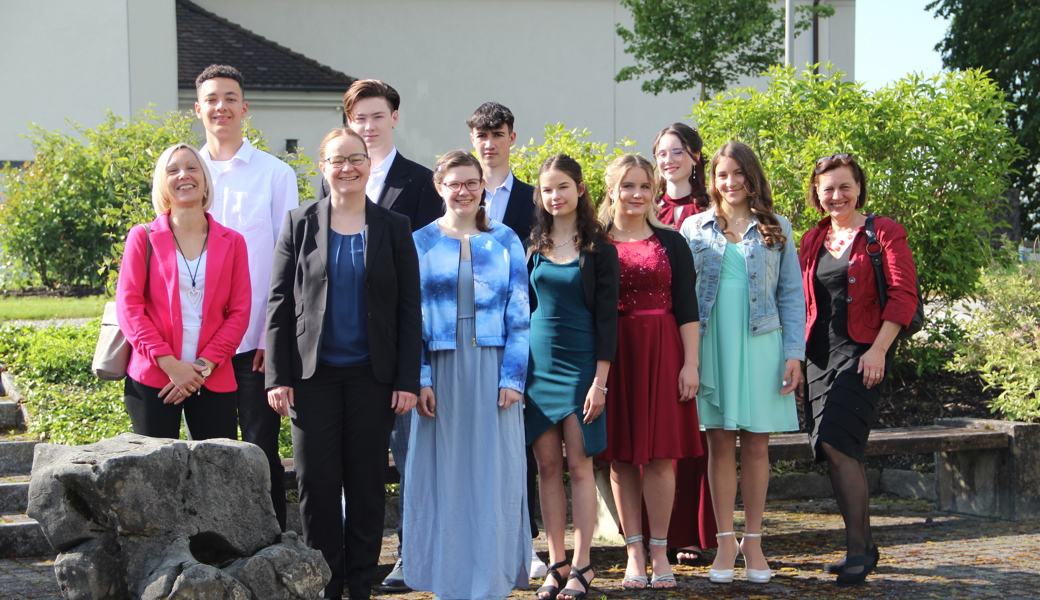 Konfirmation an Auffahrt in Sennwald: Die Klasse von Sabine Weber mit Kirchenvorsteherin Caroline Winter und Pfarrerin Nanette Rüegg. Foto: Ruedi Eggenberger