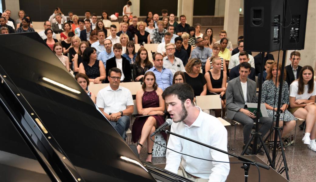 Ruben Tagmann besingt die «Lifeline» der Maturanden. Ruben Tagmann besingt die «Lifeline» der Maturanden.