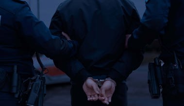 Drei Algerier nach Diebstahl aus Auto festgenommen