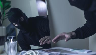 Bei Einbruch in Einfamilienhaus Schmuck  und viel Geld gestohlen