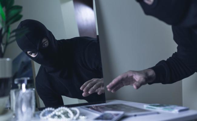 Bei Einbruch in Einfamilienhaus Schmuck  und viel Geld gestohlen