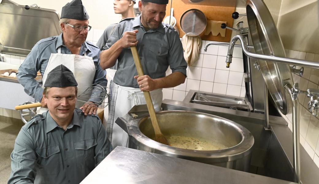 Christoph Kühler (vorn), Urs Hermann und Stefan Lan­genegger kochen in der Festungsküche Gerstensuppe.
