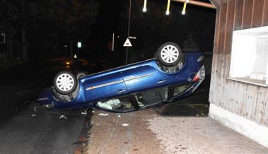 Auto hebt ab - Verkehrstafel als Schanze