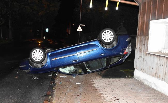Auto hebt ab - Verkehrstafel als Schanze