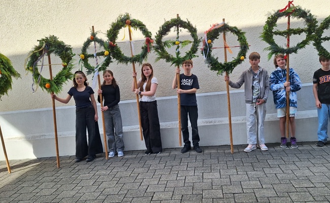Palmenbasteln im Pfarreizentrum: Besonderer Start in den Gottesdienst