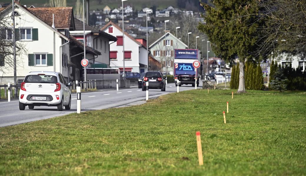 Hier werden die St. Gallisch-Appenzellischen Kraftwerke ein Trasse für eine erdverlegte 20000-Volt-Leitung bauen. Hier werden die St. Gallisch-Appenzellischen Kraftwerke ein Trasse für eine erdverlegte 20000-Volt-Leitung bauen.