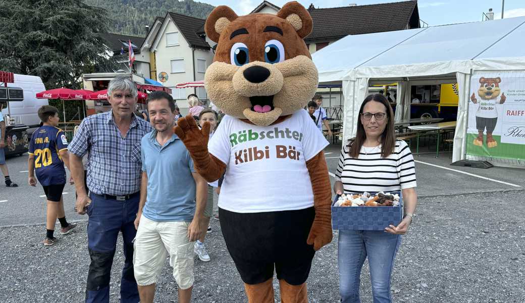 Das Maskottchen, der «Kilbi-Bär» verteilt den Kindern wieder ein kleines Geschenk.  Das Maskottchen, der «Kilbi-Bär» verteilt den Kindern wieder ein kleines Geschenk.