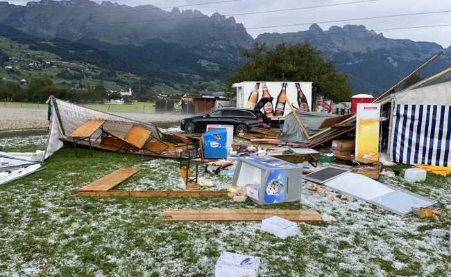 Starkes Gewitter hinterlässt ein verwüstetes Festgelände - fünf Personen wurden verletzt