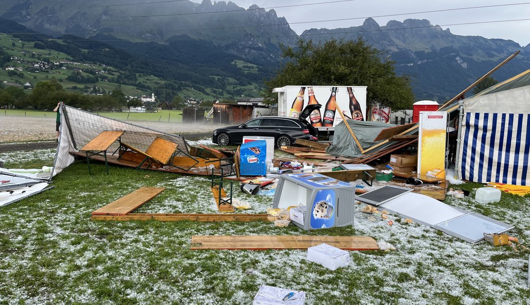 Starkes Gewitter hinterlässt ein verwüstetes Festgelände - fünf Personen wurden verletzt