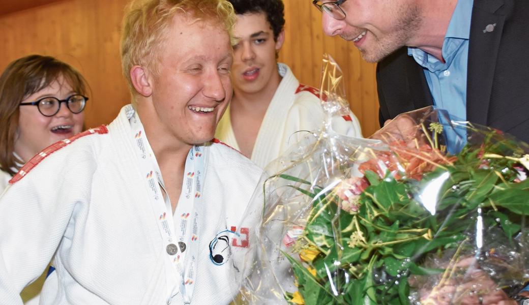 Jonas Schmid wurde von Gemeindepräsident Michael Litscher für seine sportlichen Erfolge ausgezeichnet.