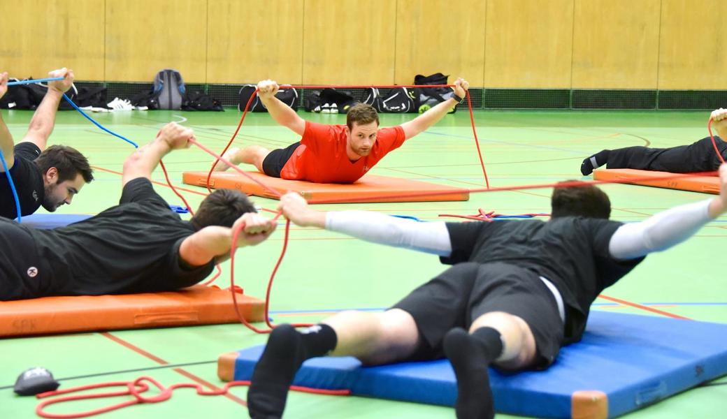 Der Trainer (im roten T-Shirt) macht’s vor, die Spieler machen es nach: Tim Zollers Training ist schweisstreibend, doch die Mannschaft ist begeistert davon.