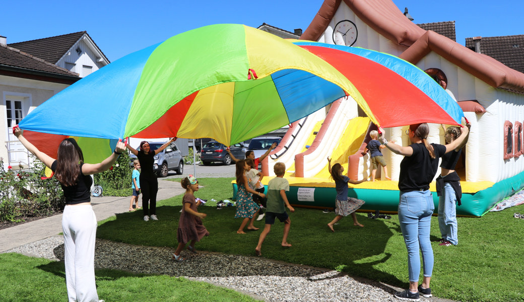 Kinderprogramm beim Familienfest in Kriessern: betreut von den Firmlingen wurde getobt und gespielt 