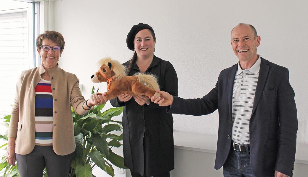 Freuen sich über die Weichenstellung in die Zukunft: Die Stiftung Waldheim vertreten durch Stiftungsratspräsidentin Marianne Koller-Bohl und Geschäftsleiter Werner Brunner sowie Barbara Camenzind (Mitte), Tochter der beiden Reithof-Gründer Paul und Hildegard Camenzind