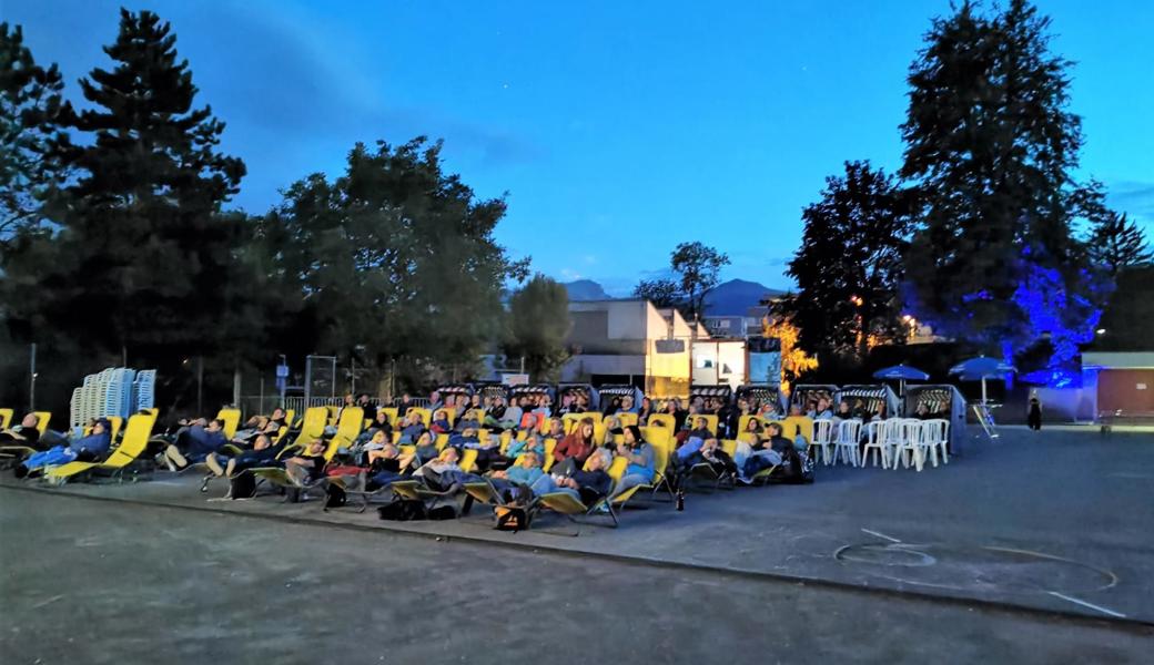 Doch noch laue Sommerabende: Bei den letzten Vorführungen des Open-Air-Kinos in Altstätten, das am Samstag endete, spielte das Wetter mit. Bei regnerischem Wetter waren nur hartgesottene Filmfans auf der Sportanlage Gesa vertreten, mit Regenschutz und Pelerine.