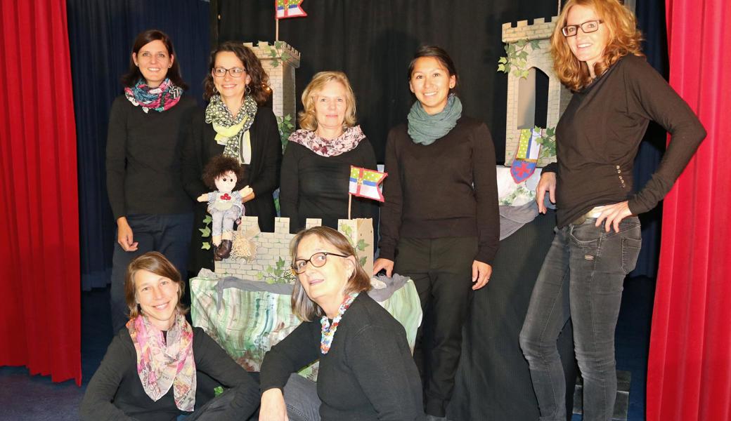 Die Frauen der Puppenbühne führen zum Jubiläum den Theaterspass «Dä chlii Ritter und sis gross Problem» auf. Judith Kehl (hinten von links), Simone Maier, Rahel Widmer, Anita Karg, Barbara Thurnheer. Vorne: Angelika Suntinger (links) und Lilo Rüdlinger.