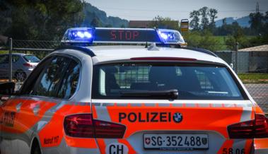 Mann stellt Frauen und Mädchen nach