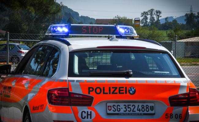 Mann stellt Frauen und Mädchen nach