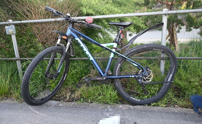 Ein Auto erfasst eine 13-jährige Velofahrerin – sie wird verletzt ins Spital gebracht