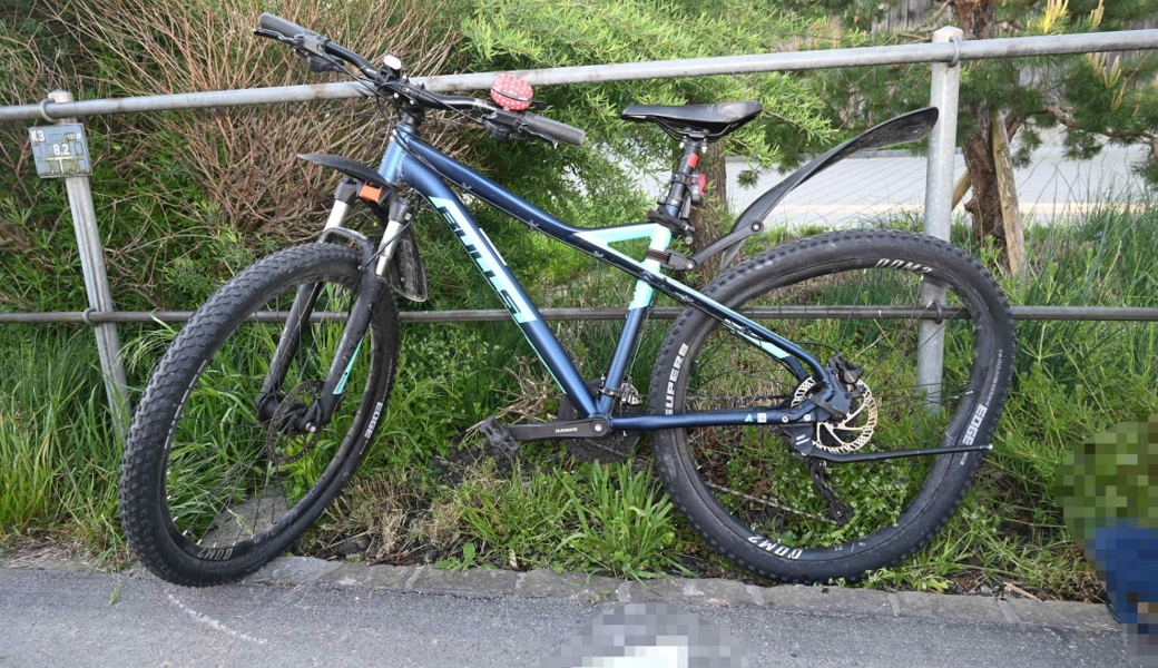 Ein Auto erfasst eine 13-jährige Velofahrerin – sie wird verletzt ins Spital gebracht