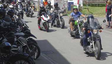 Eine Schanze mitten im Dorf: Stuntshow zum Jubiläum des Töfftreffens