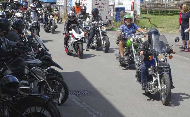 Eine Schanze mitten im Dorf: Stuntshow zum Jubiläum des Töfftreffens