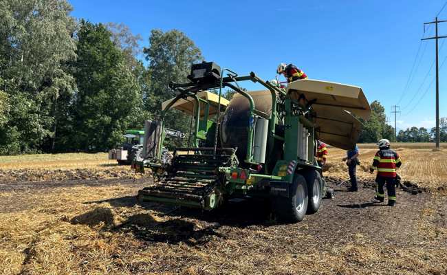 Totalschaden: Bei Arbeiten auf einem Feld ist eine Ballenpresse in Brand geraten