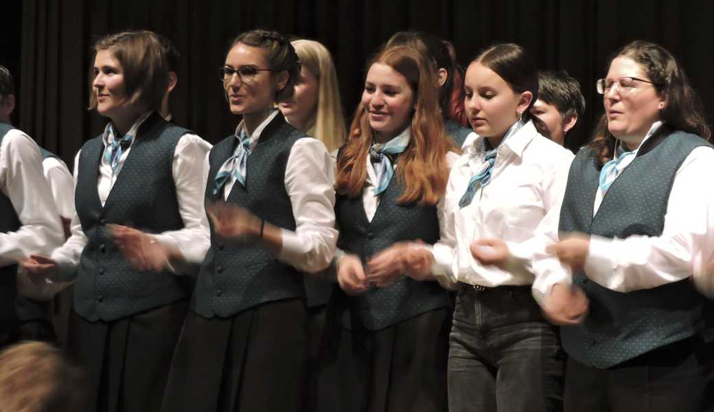Die Musikerinnen und Musiker singen «The Lion Sleeps Tonight».