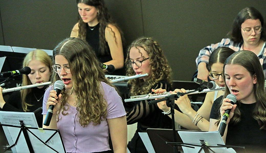 "Nowadays" mit der FMS-Band, komponiert von Gina Schneider (3FP) - Querflötistin Bildmitte