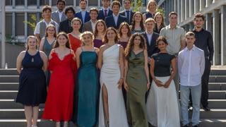 Klasse 4LaSa Hinten, v.l.: Vithuran Thangeswaran, Omar Coralic, Rinor Demiri, Amer Arnaut, Gabriela Bürgi (Lhrerin). Zweithintere Reihe, v.l.: Marvin Sgier, Sanjeevan Rathnasingam, Fabrice Langenegger, Damjan Moravac, Bigna Dietsche, Amelie Hilck. Zweitvordere Reihe, v.l.: Alina Dietrich, Soraya Sippel, Anna Köppel, Gianna Pallecchi, Valentin Schöbi, Nevio Schnyder, Bleart Nuridini. Vorne v.l.: Patricia Wymann, Cosima Heitele, Carina Marczynski, Mariela Miloradovic, Myriam Belazi, Lena Hess, Manuel Sieber.