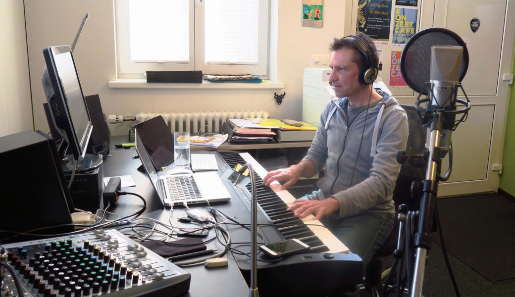 Peter Giger befindet sich mit dem Fernunterricht auf Neuland. Er ist Musiklehrer bei der Musik im Zentrum – Musikschule Mittelrheintal und der Musikschule Am Alten Rhein. Peter Giger befindet sich mit dem Fernunterricht auf Neuland. Er ist Musiklehrer bei der Musik im Zentrum – Musikschule Mittelrheintal und der Musikschule Am Alten Rhein.