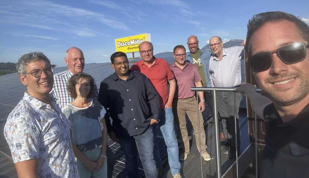 Die FDP Marbach bekam eine Führung durch die Lager- und Verkaufshallen von Disco Möbel. 
