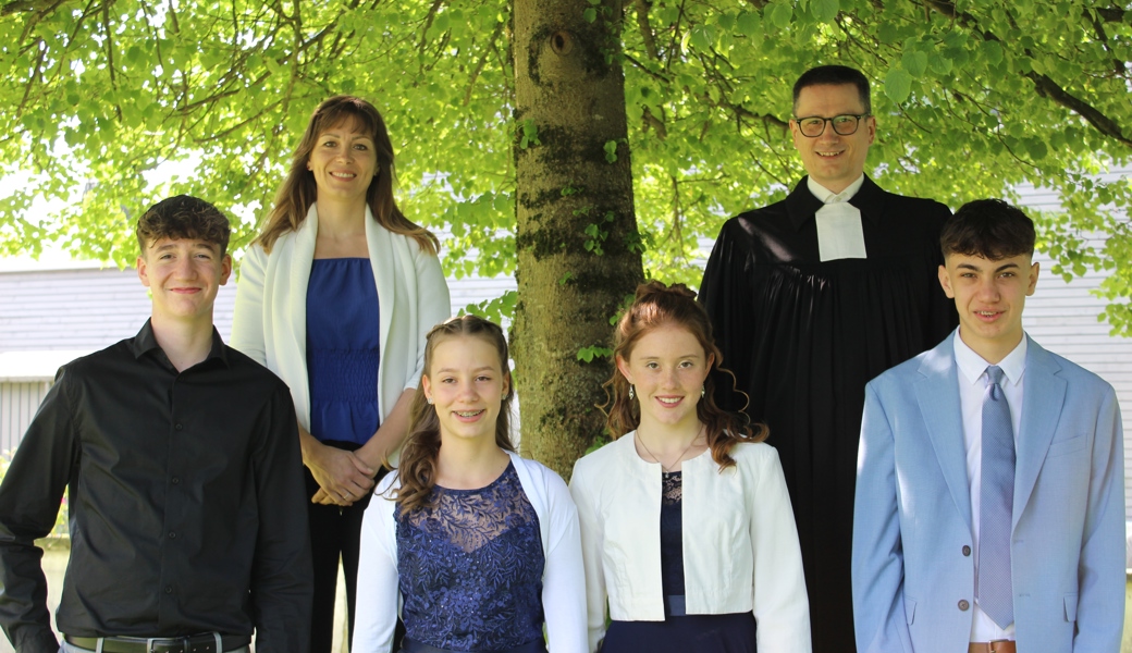 v.l.n.r.: Leandro Gartmann, Rebecca De Rinaldis (Leiterin Erlebnisprogramm), Nadja Bauer, Svenja Scherrer, Pfr. Sven Hopisch, Yanik Baumberger