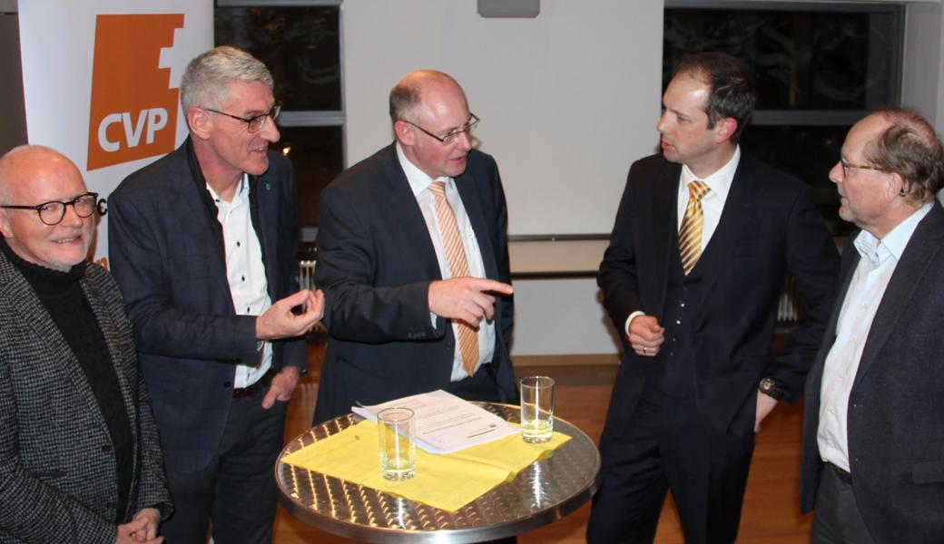 Sie haben Erfahrung mit der Einheitsgemeinde (v. l.): Widnaus ehemaliger Schulpräsident Hugo Fehr, der frühere Gemeindepräsident von Gommiswald, Peter Göldi, sowie Bernhard Keller, Gemeindepräsident von Muolen. Sie führten ein Gespräch unter der Leitung von Eichbergs Präsidenten Alex Arnold, nachdem Bruno Schaible referiert hatte. 