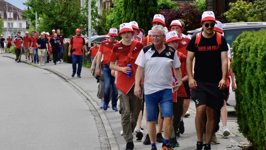 Die Montlinger Fans auf dem Weg auf die Gesa.