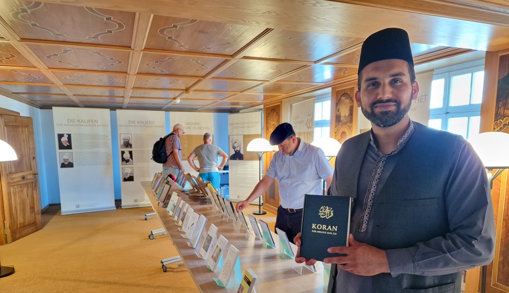 Imam Faiz Khan (hält den Koran in Hand)